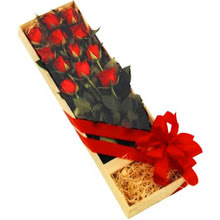 kutuda 12 adet kirmizi gül   Kırşehir İnternetten çiçek siparişi 