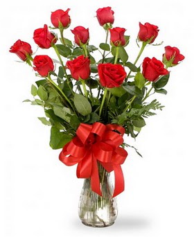  Kırşehir çiçekçi telefonları  12 adet kırmızı güllerden vazo tanzimi