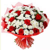 11 adet kırmızı gül ve beyaz kır çiçeği  Kırşehir çiçekçi mağazası 
