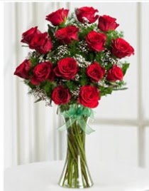 Cam vazo içerisinde 11 kırmızı gül vazosu  Kırşehir uluslararası çiçek gönderme 